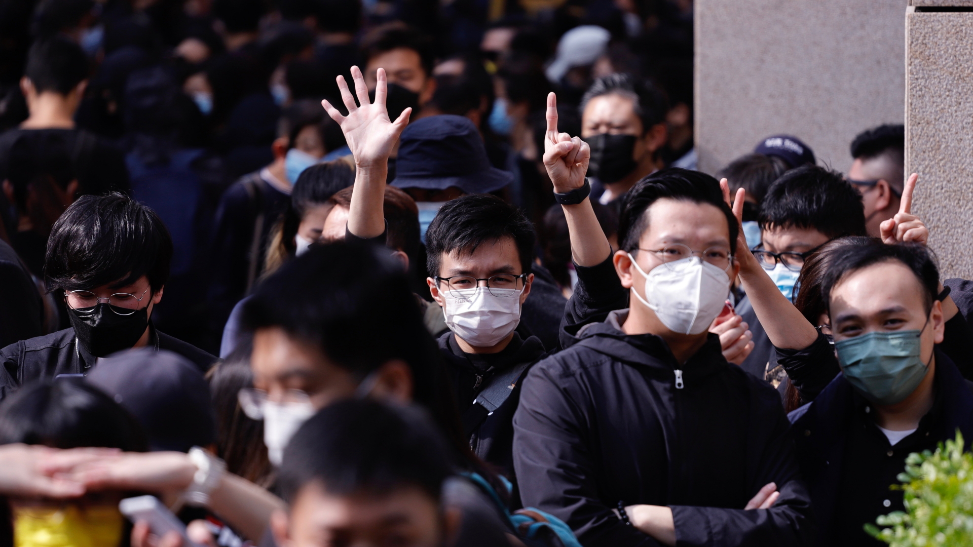 China, Hongkong: Unterstützer der pro-demokratischen Bewegung protestieren vor dem Gerichtsgebäude. | dpa