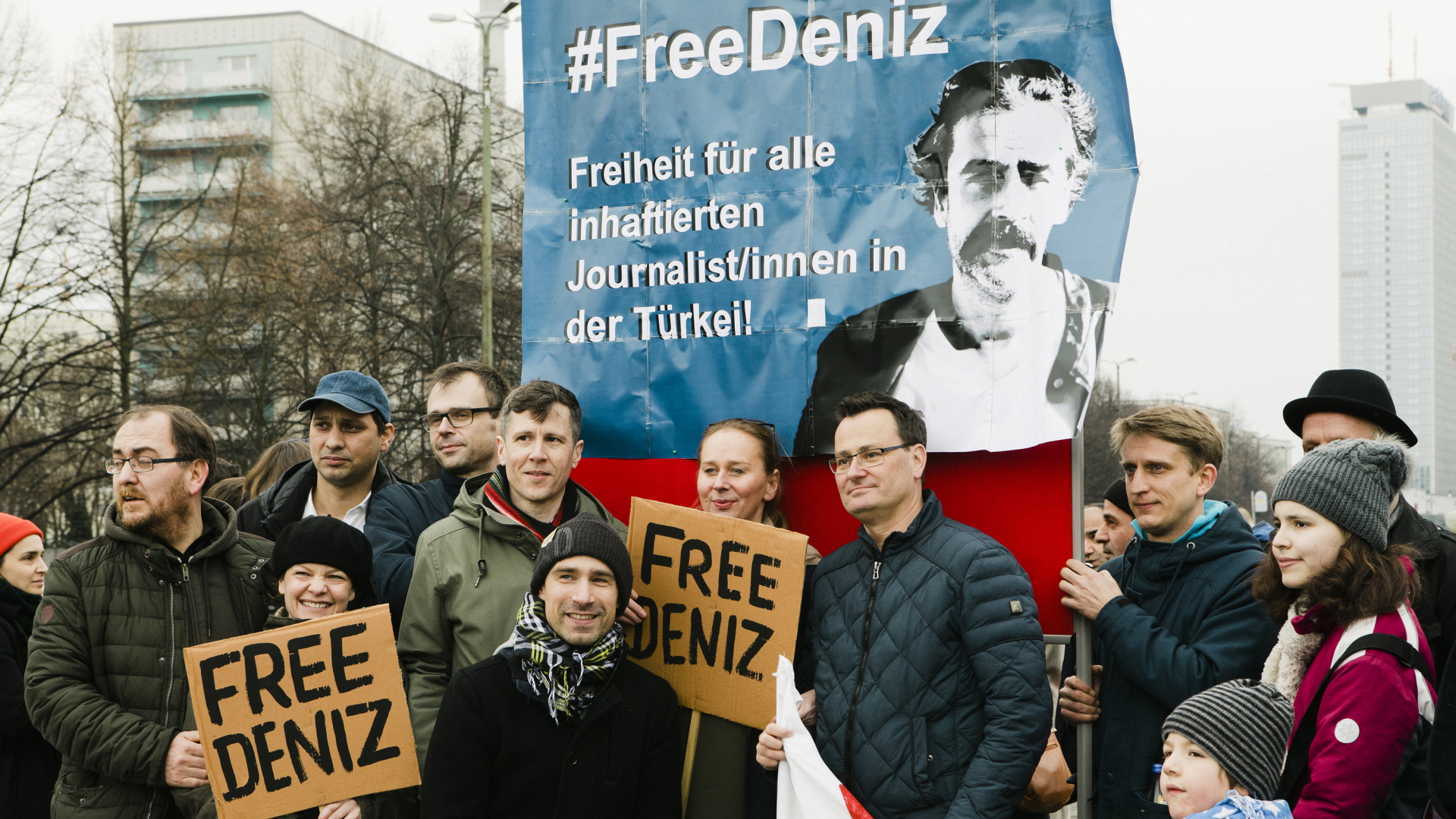 Demonstranten fordern die Freilassung von Deniz Yücel. | dpa