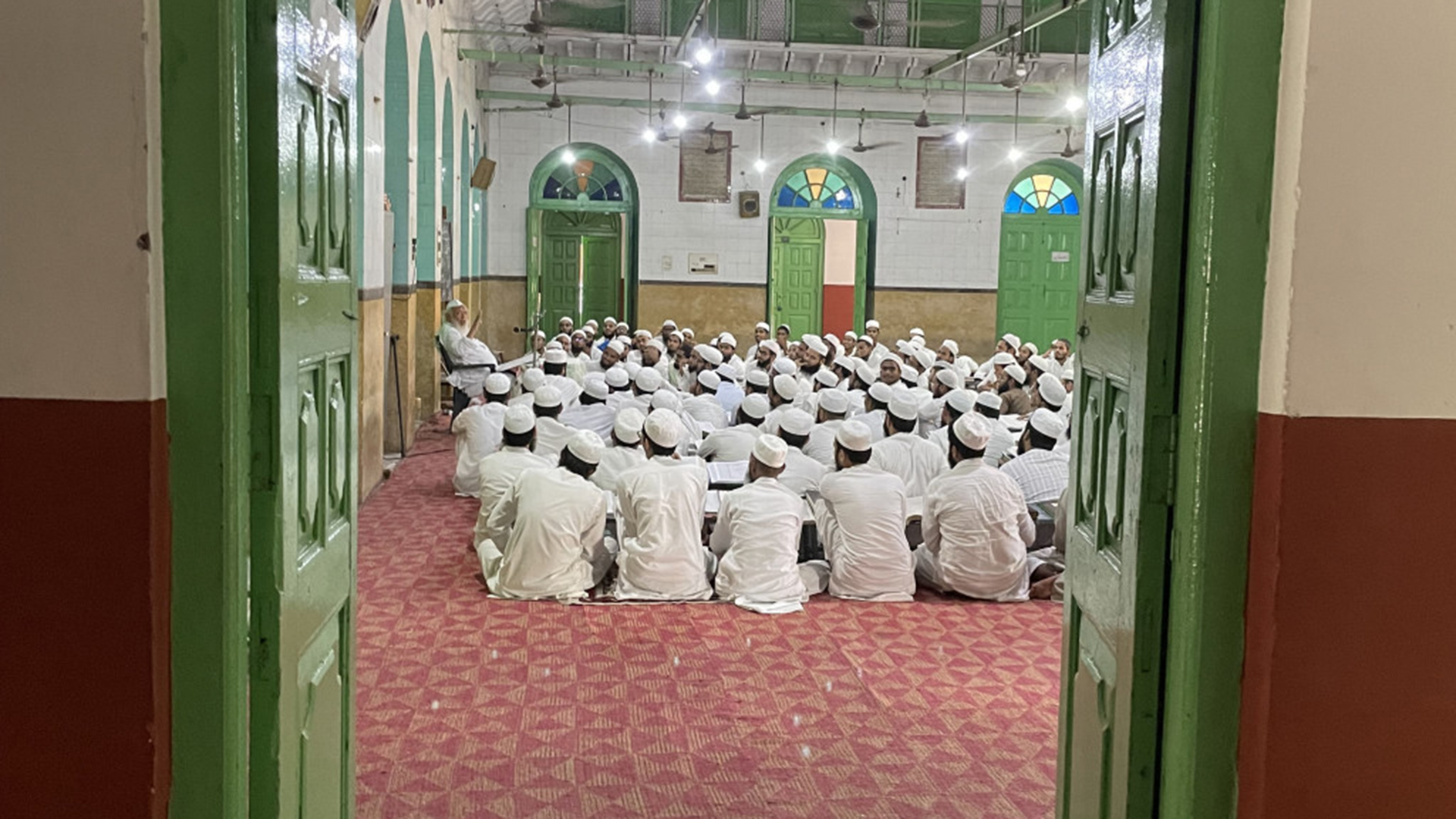 Der Rektor einer islamischen Hochschule in Deoband (Indien) spricht vor Studenten. | Peter Hornung