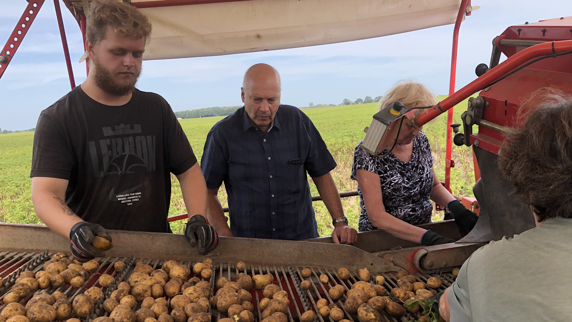 Landwirt Hans-Joachim Deter bei der Kartoffelernte. | Mirja Fiedler