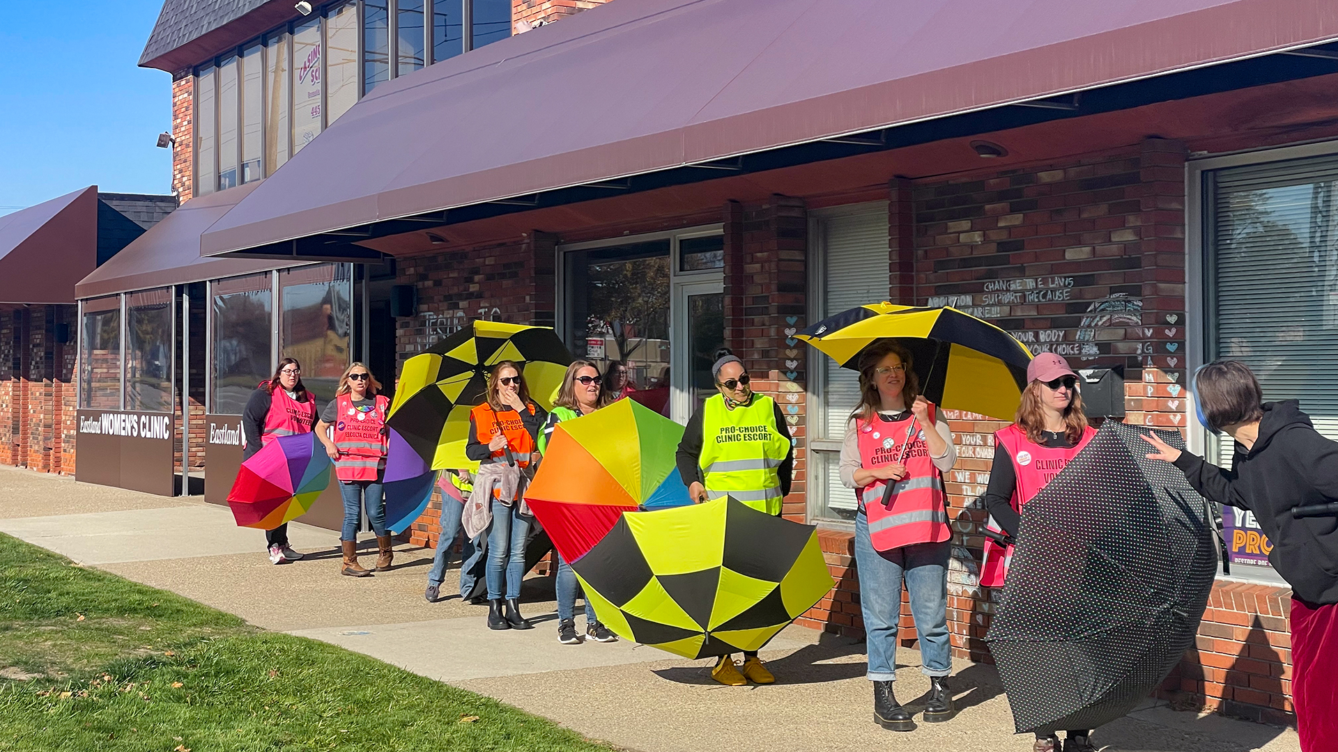 Frauen mit bunten Schirmne ptrotestieren friedlich für das Abtreibungsrecht vor einer Abtreibungsklinik in Detroit, Michigan. | ARD Washington