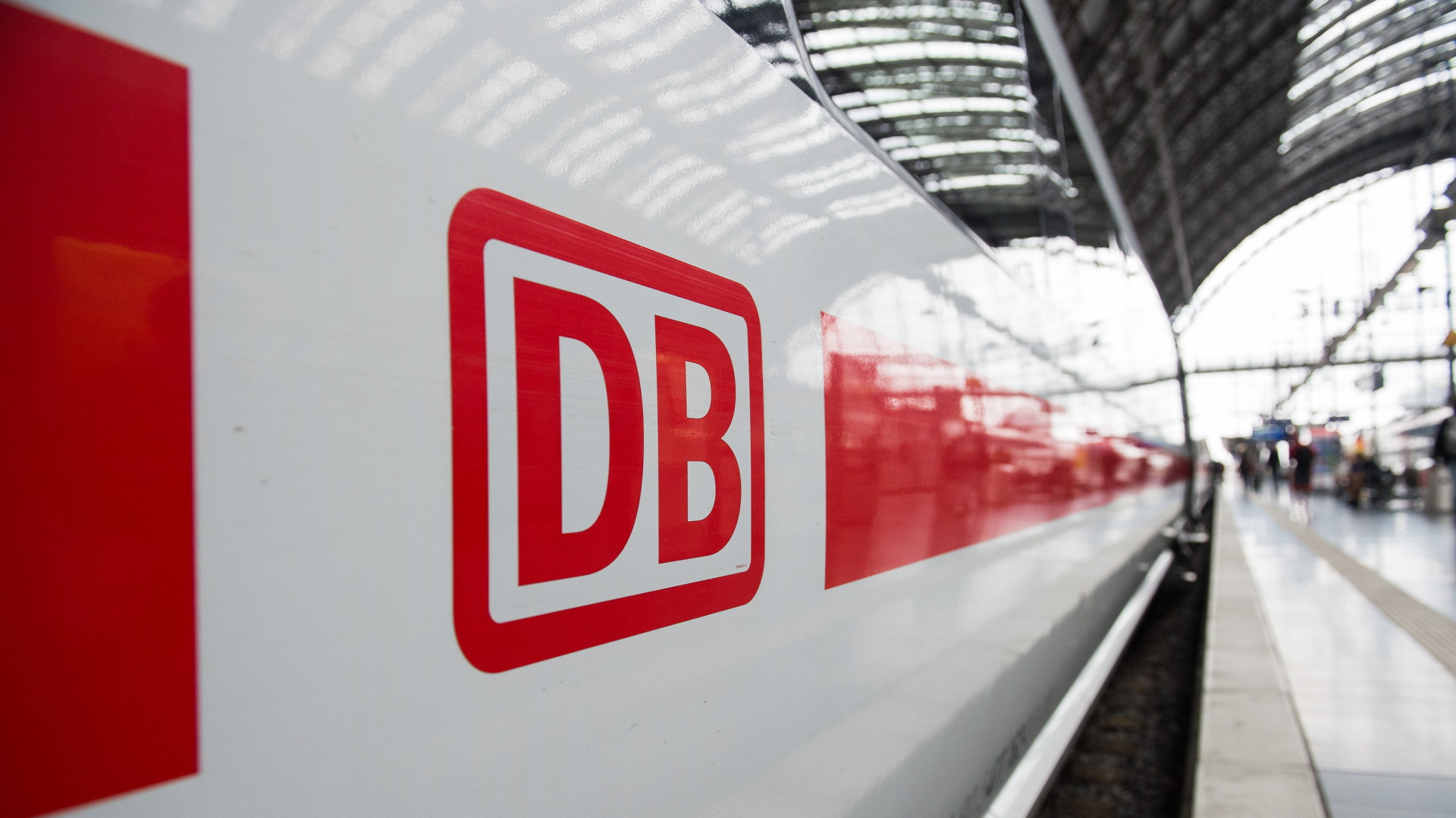 Das Logo der Deutschen Bahn ist auf einem ICE im Hauptbahnhof in Frankfurt am Main zu sehen. | dpa