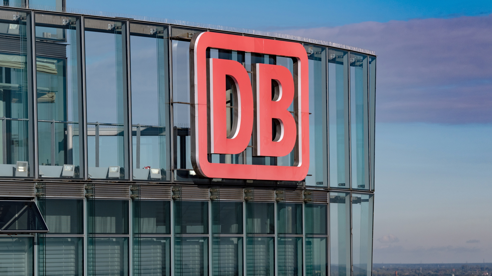 Logo der Deutschen Bahn an einer Glasfassade | dpa