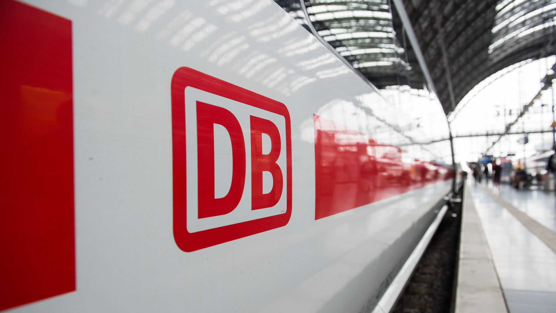 Logo der Deutschen Bahn an einem ICE | dpa