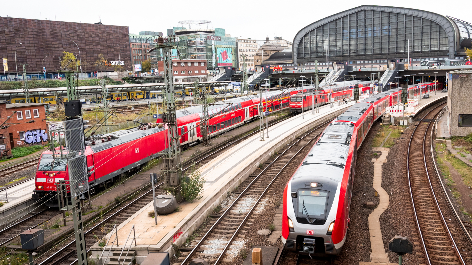 Ein Regionalzug und eine S-Bahn fahren aus dem Hamburger Hauptbahnhof aus.
