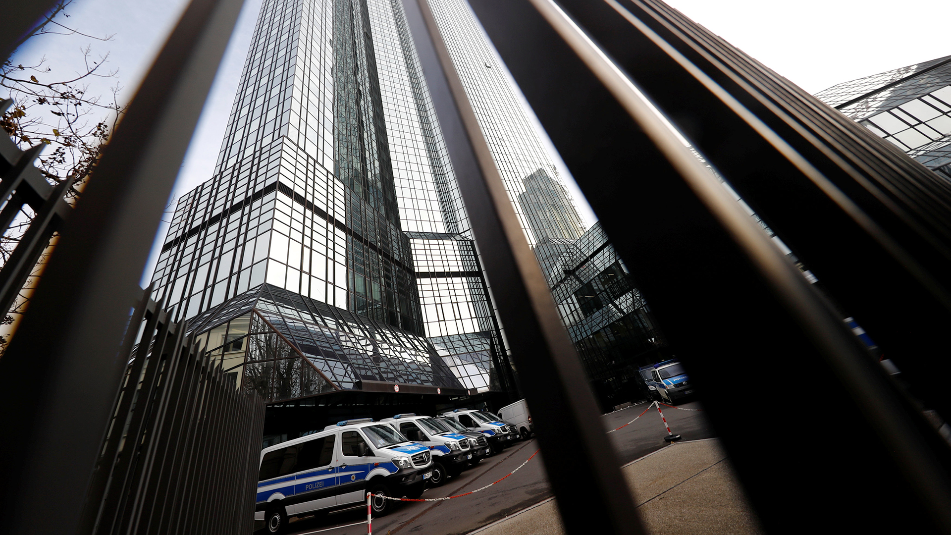 Polizeiautos vor dem Gebäude der Deutschen Bank in Frankfurt | REUTERS