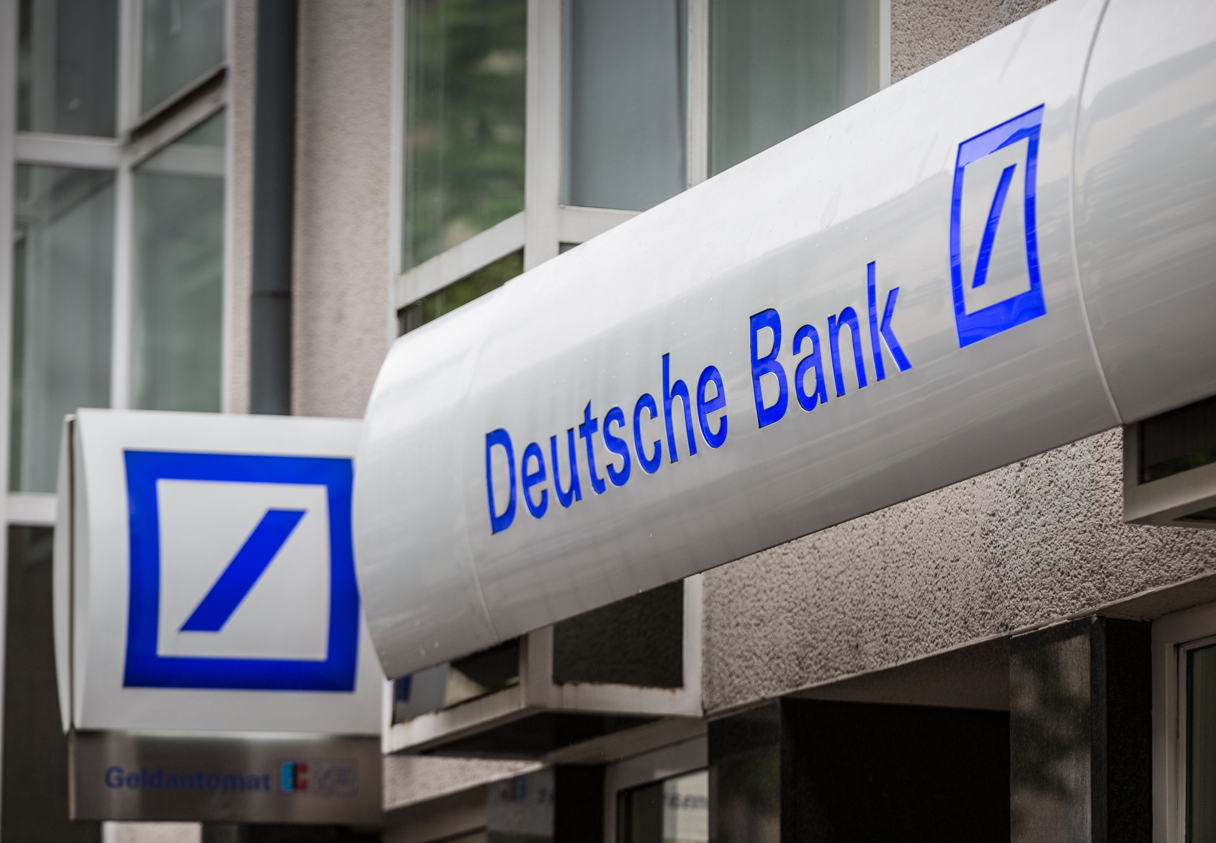 Logo der Deutschen Bank an einer Filiale in Frankfurt | picture alliance / dpa