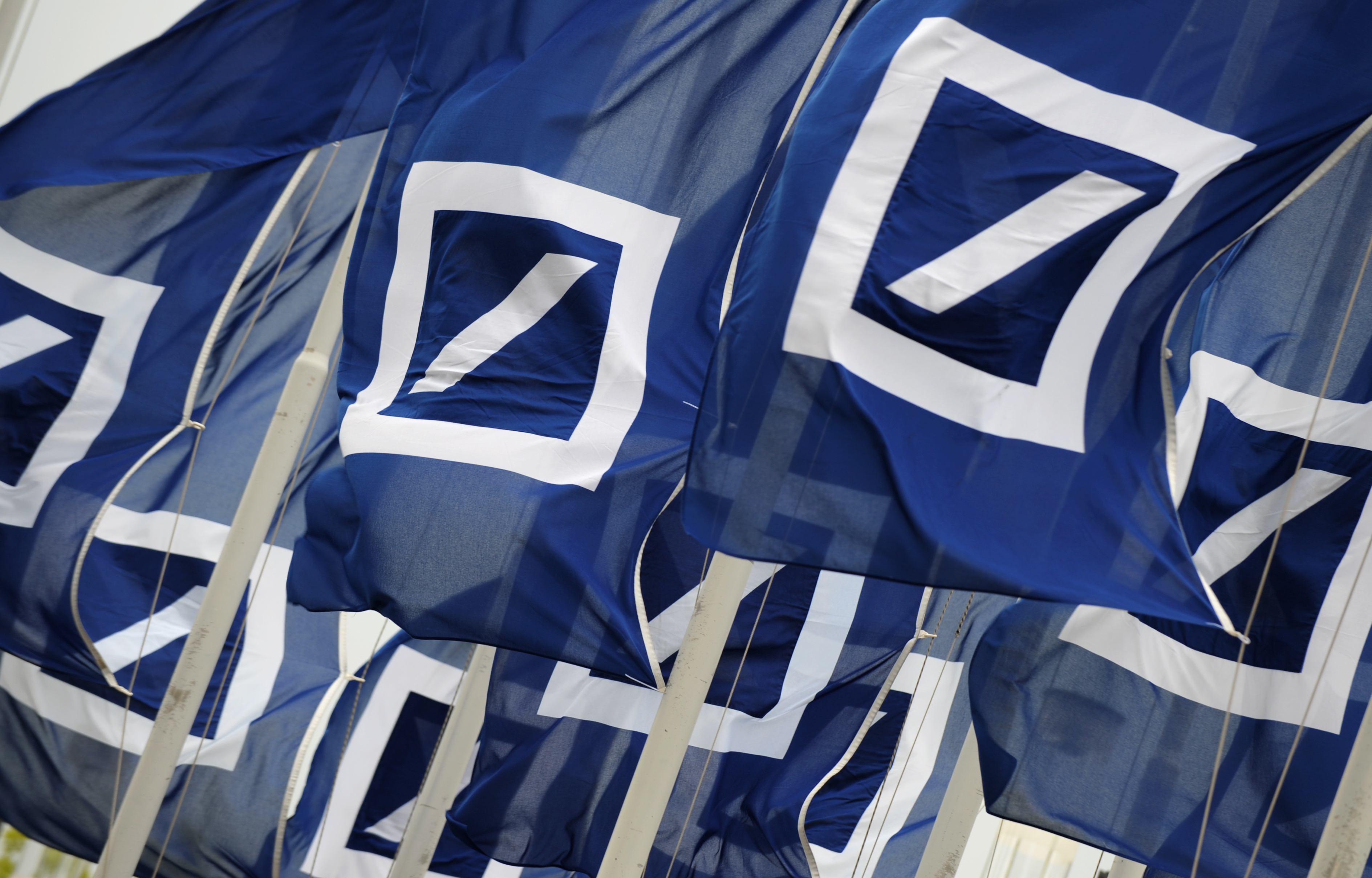 Fahnen mit dem Logo der Deutschen Bank wehen | picture alliance / dpa