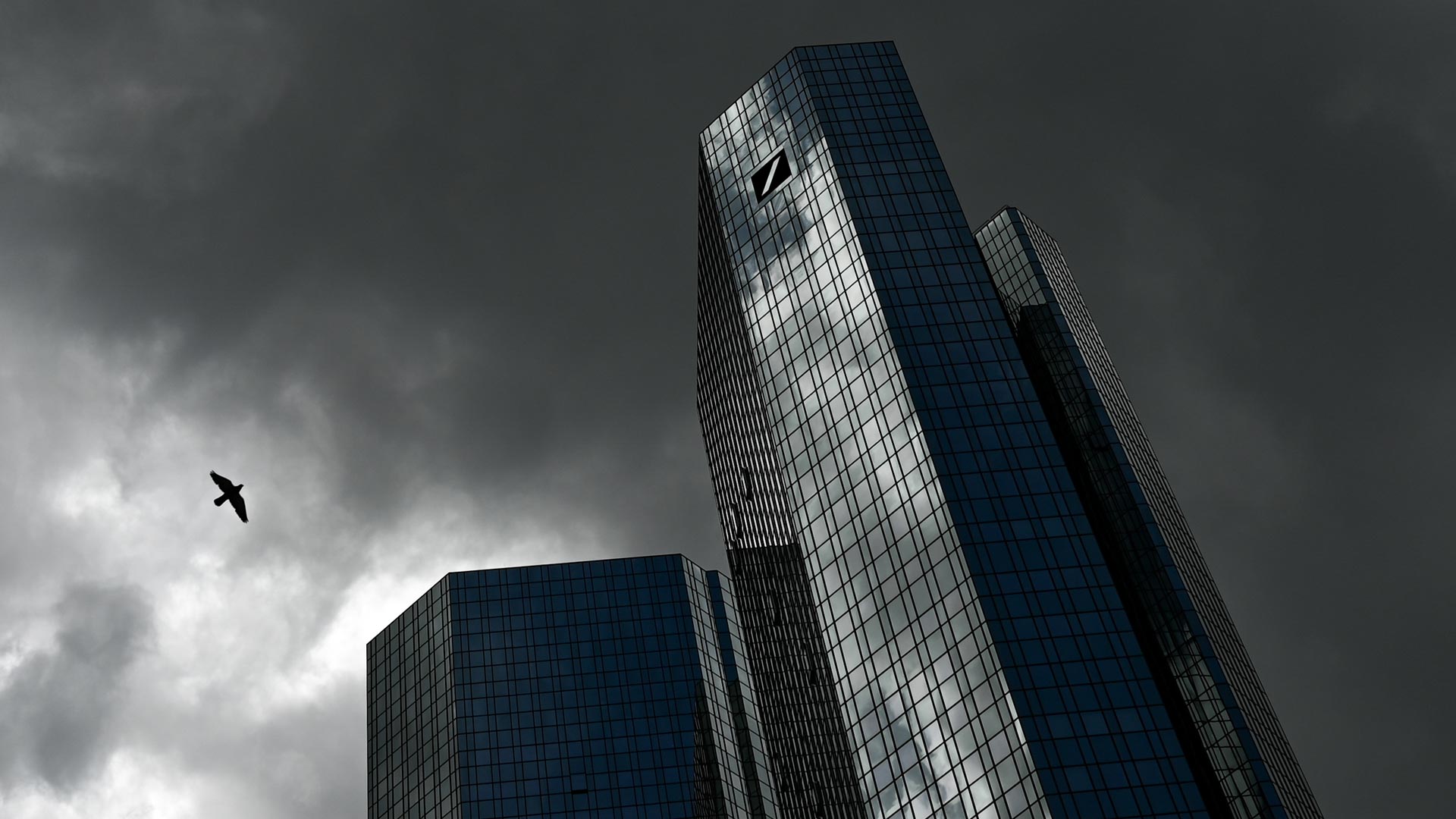 Dunkle Wolken ziehen über die Zentrale der Deutschen Bank in Frankfurt