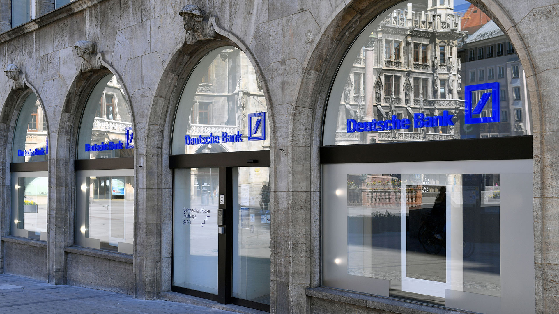 Geschlossene Filiale der Deutschen Bank in München | picture alliance / SvenSimon
