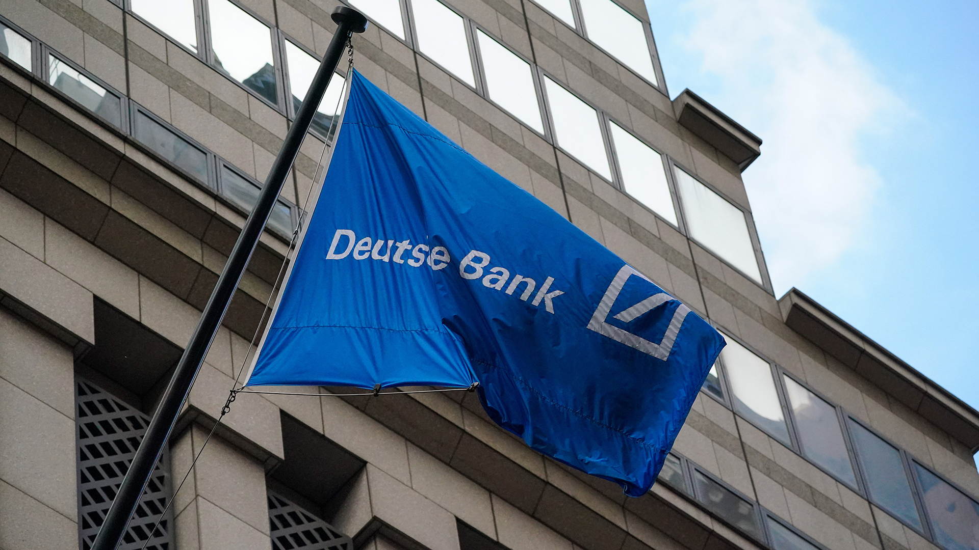 Ein Flagge weht vor der Deutschen Bank in New York | picture alliance / NurPhoto