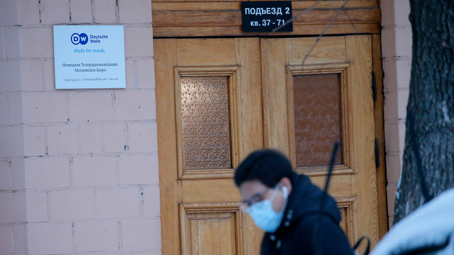  Ein Mann geht an einem Schild des Moskauer Büros der Deutschen Welle in Moskau vorbei. | dpa