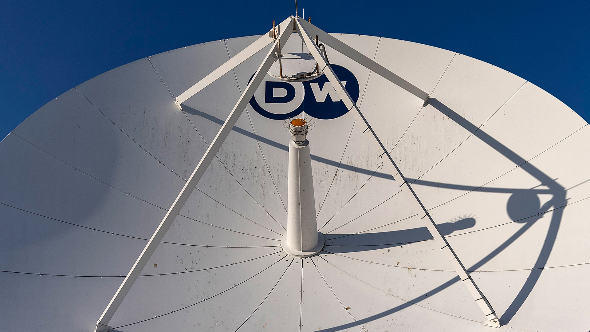 Satellitenschüsseln mit der Aufschrift DW (Deutschen Welle) | dpa