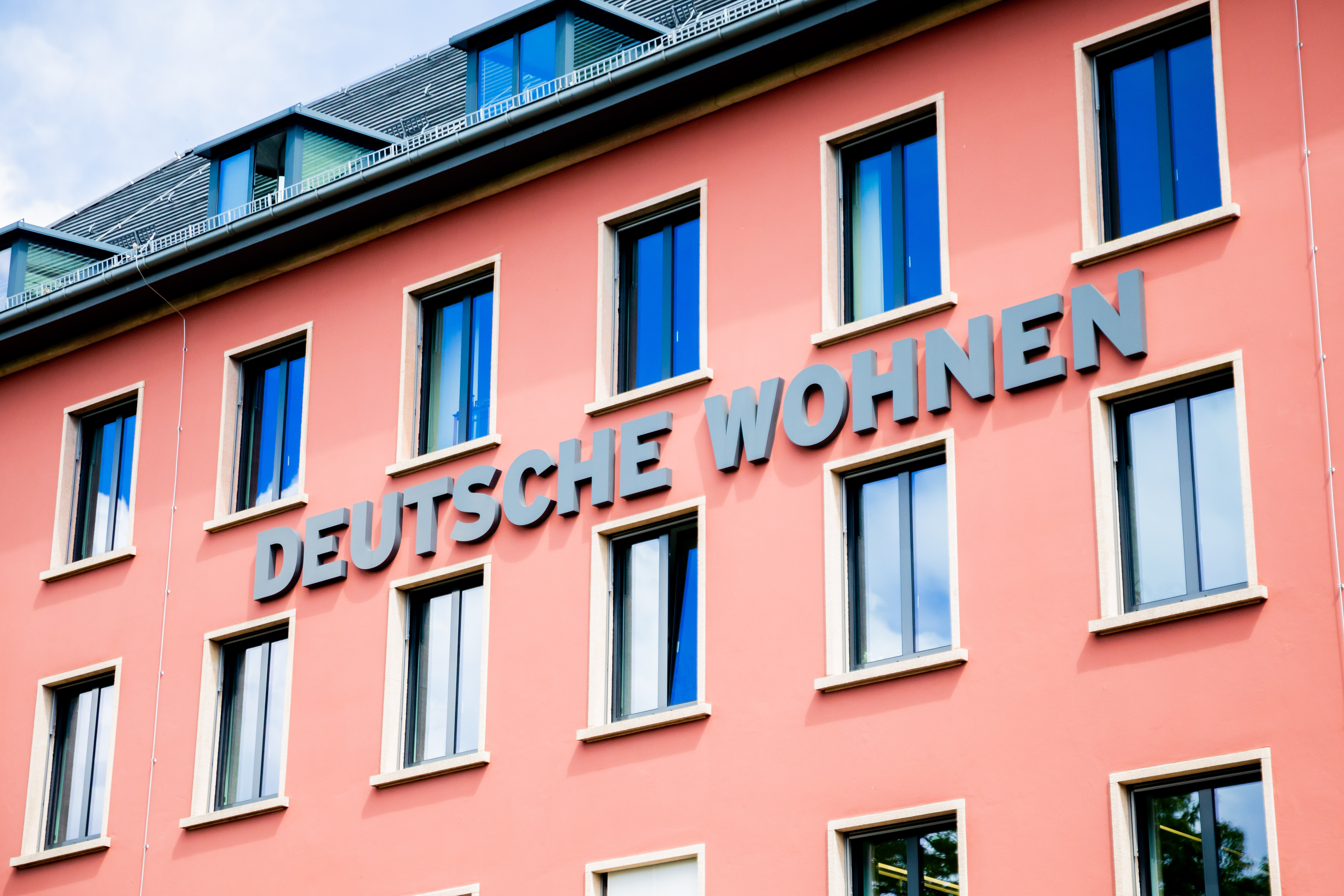 Schriftzug der Deutsche Wohnen an einer Fassade | dpa