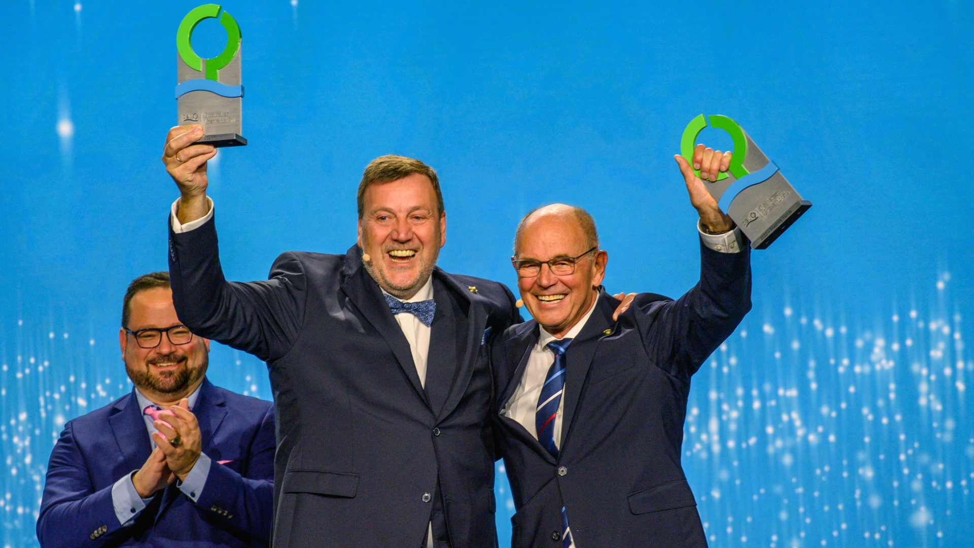 Dirk Lehmann (Mitte) und Friedrich Mewis (rechts) freuen sich über den Deutschen Umweltpreis, mit dem sie ausgezeichnet wurden. | dpa