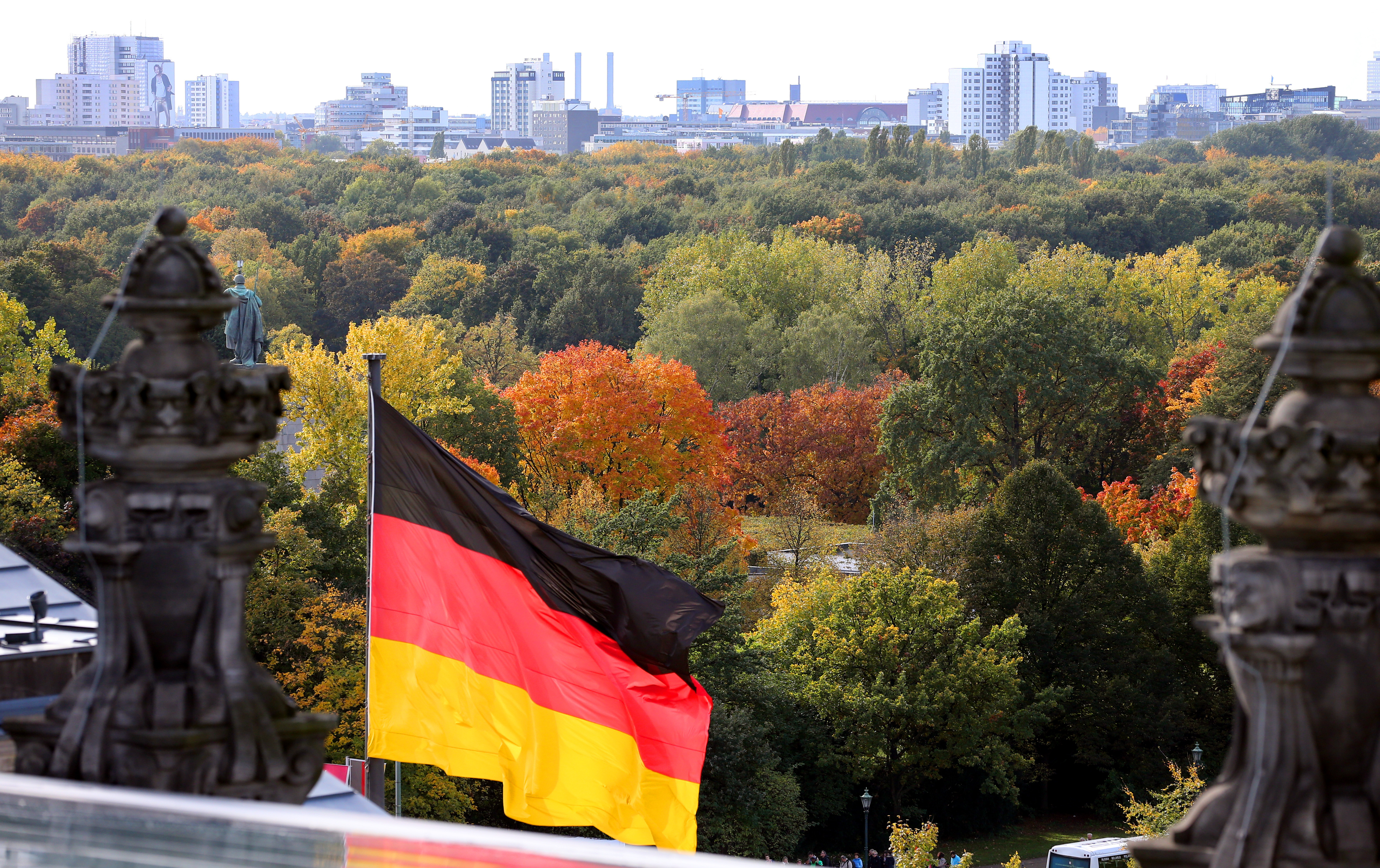 Eine Deutschland-Fahne weht über Bäumen | picture alliance / dpa