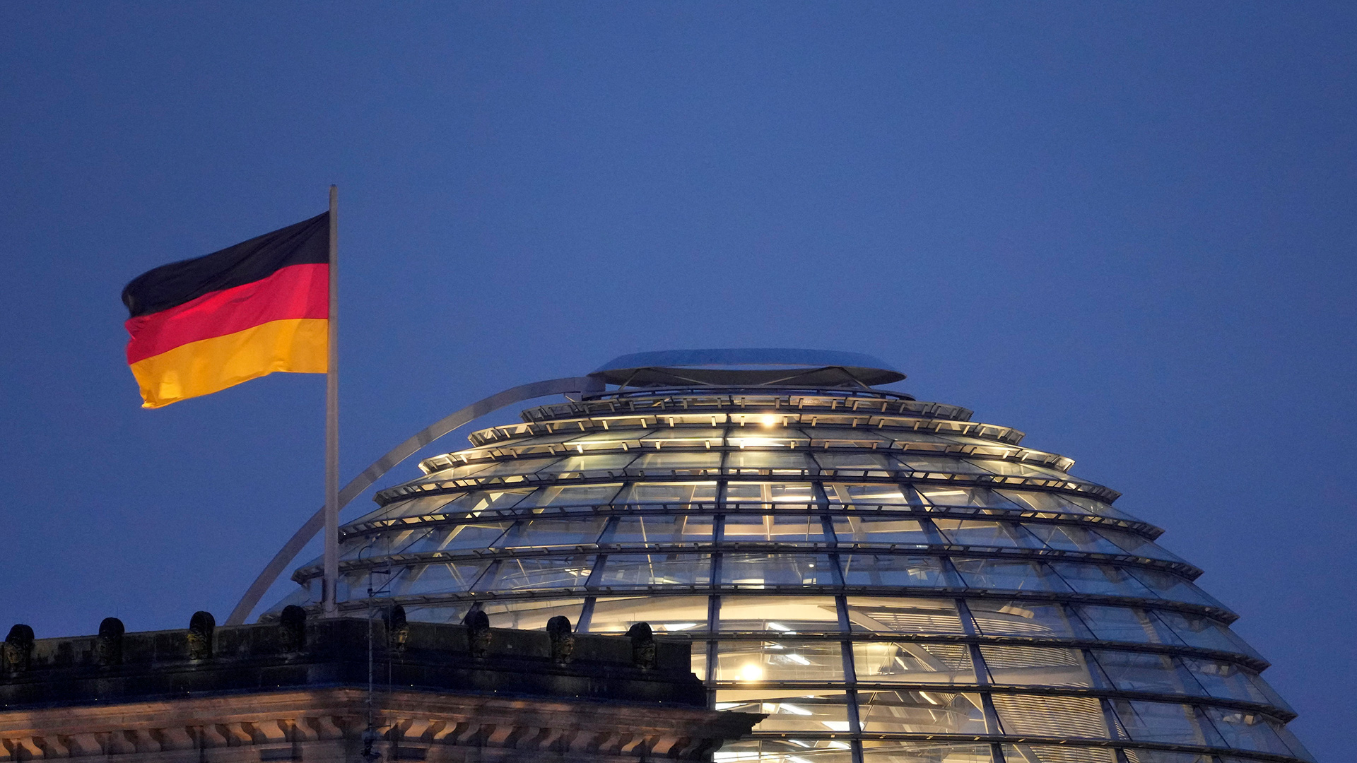 Die deutsche Fahne weht auf der Kuppel des Reichtstagsgebäudes. | AP