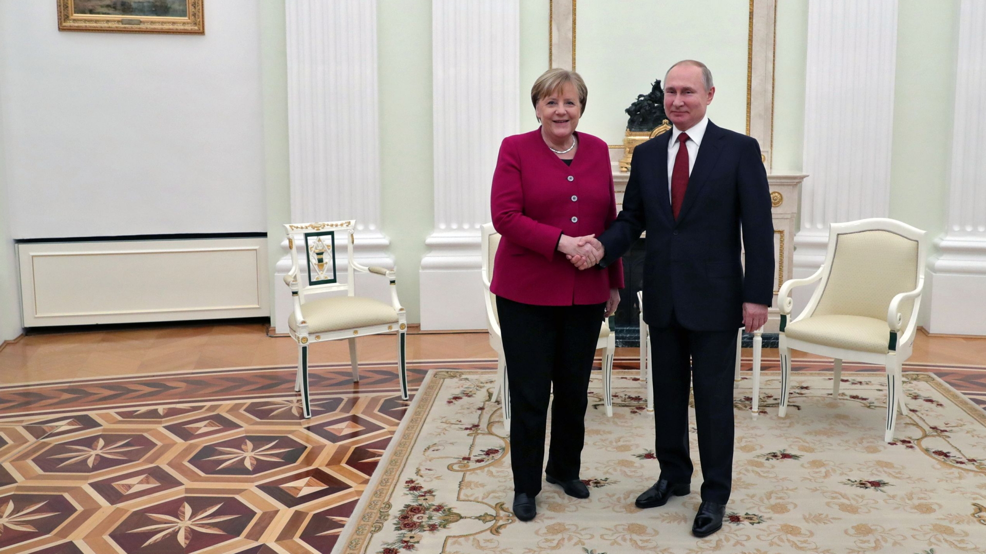 Kanzlerin Merkel und der russische Präsident Putin schütteln die Hände bei einem Treffen im Januar in Moskau. | MICHAEL KLIMENTYEV/SPUTNIK/KREML
