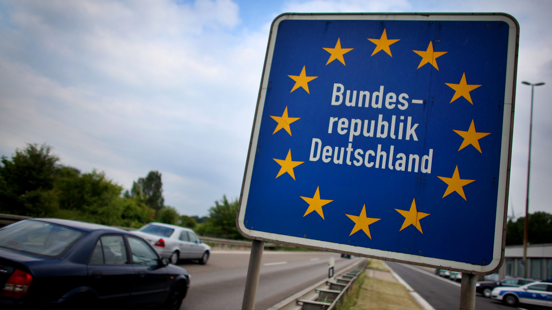Ein Schild an der Grenze zu Deutschland | dpa