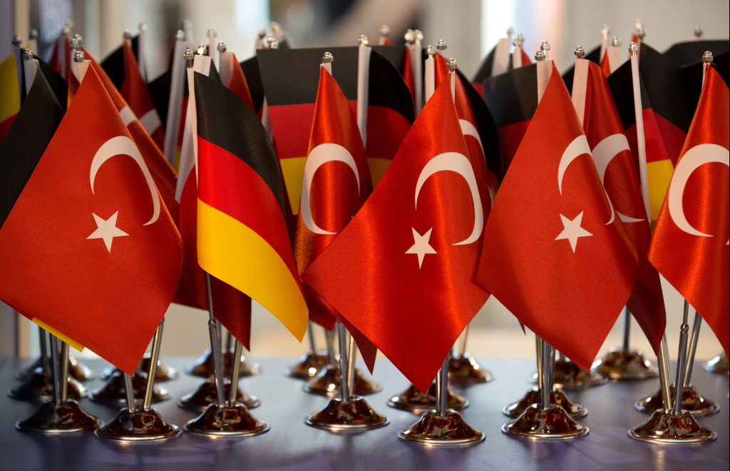 Deutsche und türkische Flaggen