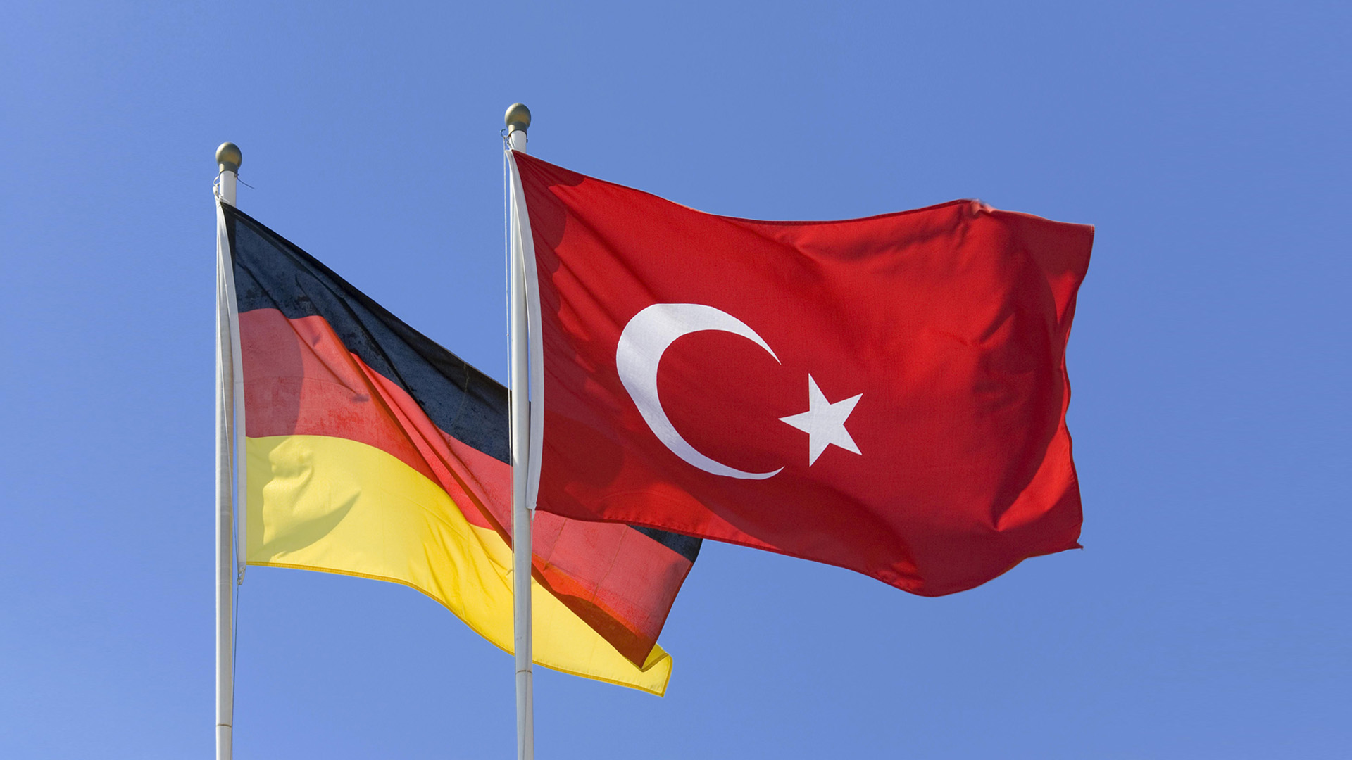 Deutsche und türkische Flagge | picture alliance / imageBROKER