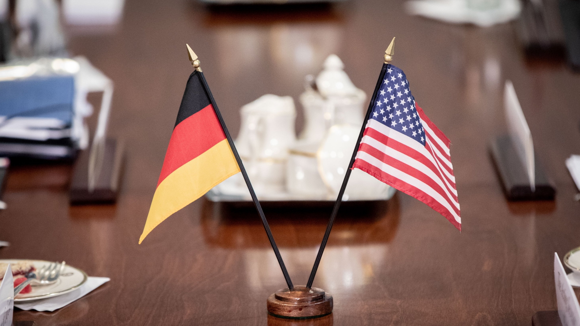 Deutsche und US-amerikanische Fahnen | dpa