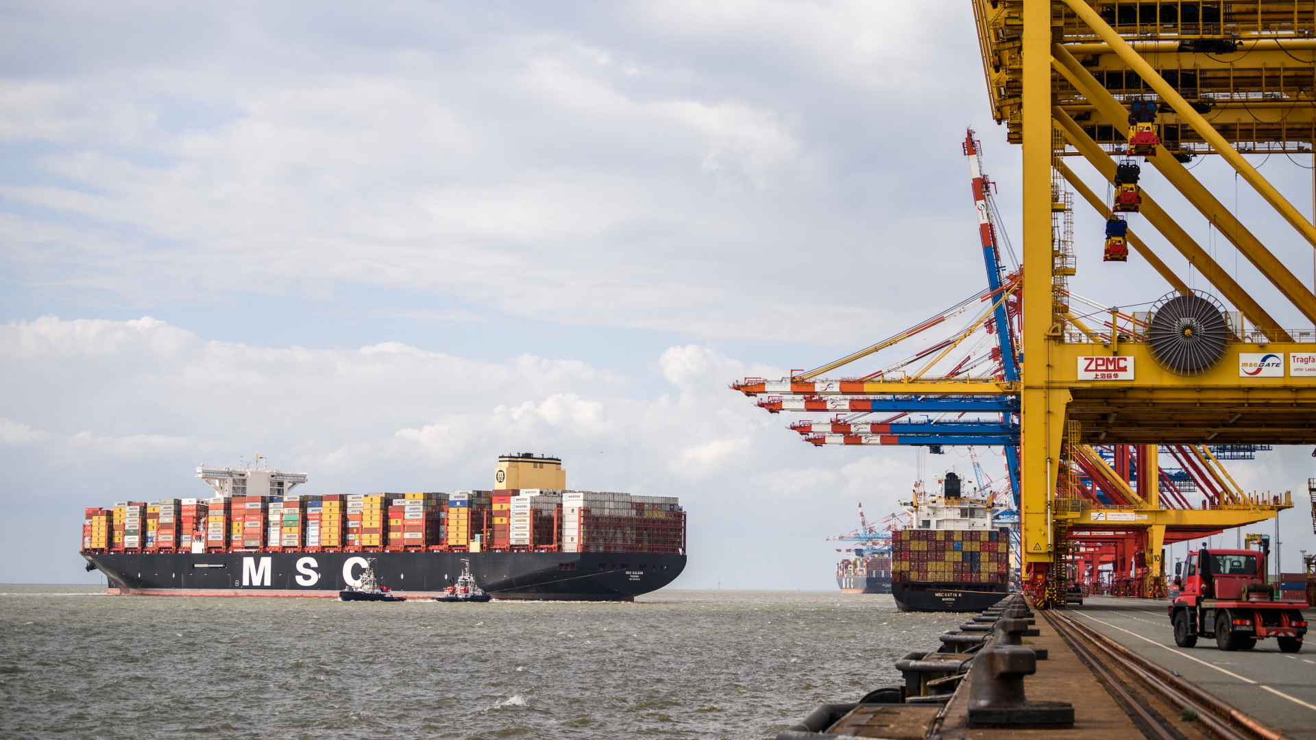 Das Containerschiff "MSC Gülsün" läuft vor dem Containerterminal in Bremerhaven ein. | dpa