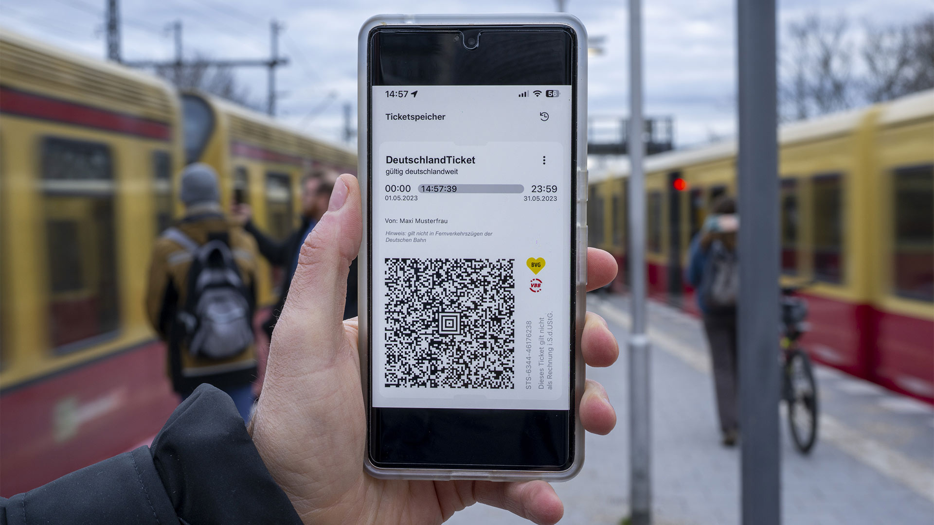 Auf dem Display eines Smartphones wird der QR-Code vom bundesweiten Deutschland-Ticket angezeigt.