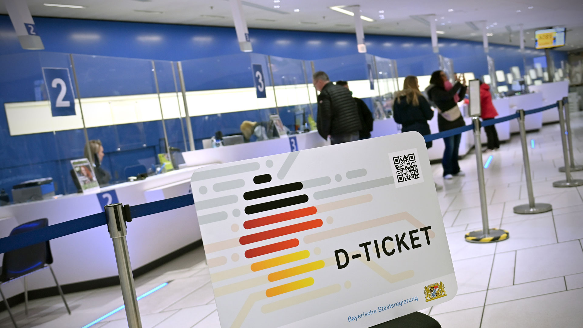Eine Attrappe des D-Tickets steht im MVG Kundencenter am Hauptbahnhof in Muenchen.