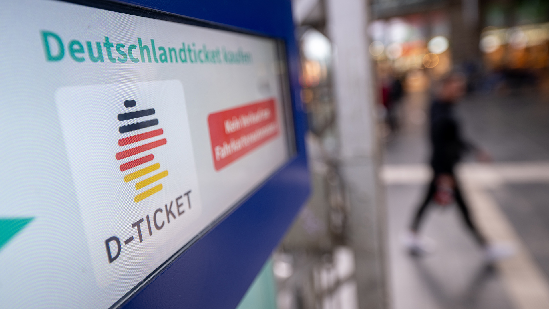 Hinweis auf das Deutschlandticket an einem Fahrkartenautomaten