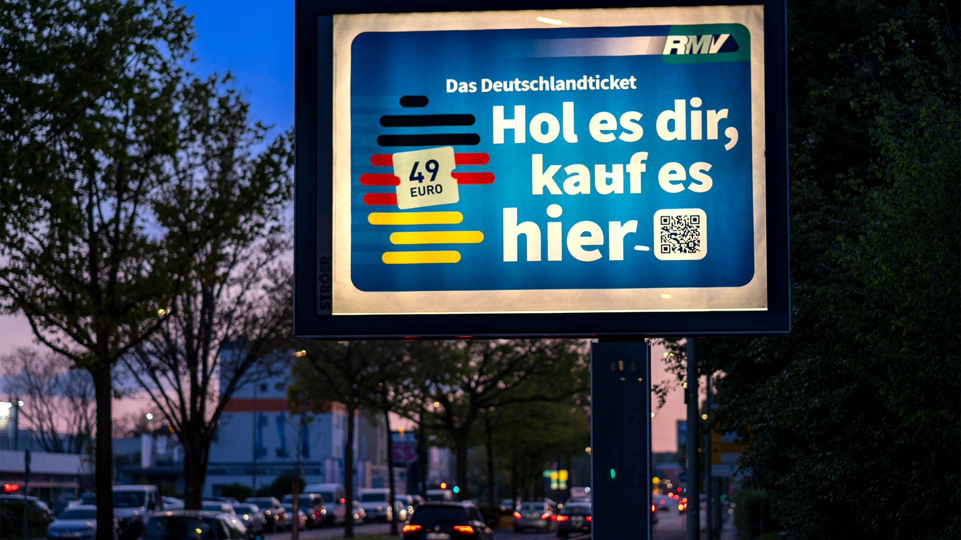 Werbetafel für das Deutschlandticket an einer befahrenen Straße in Frankfurt.