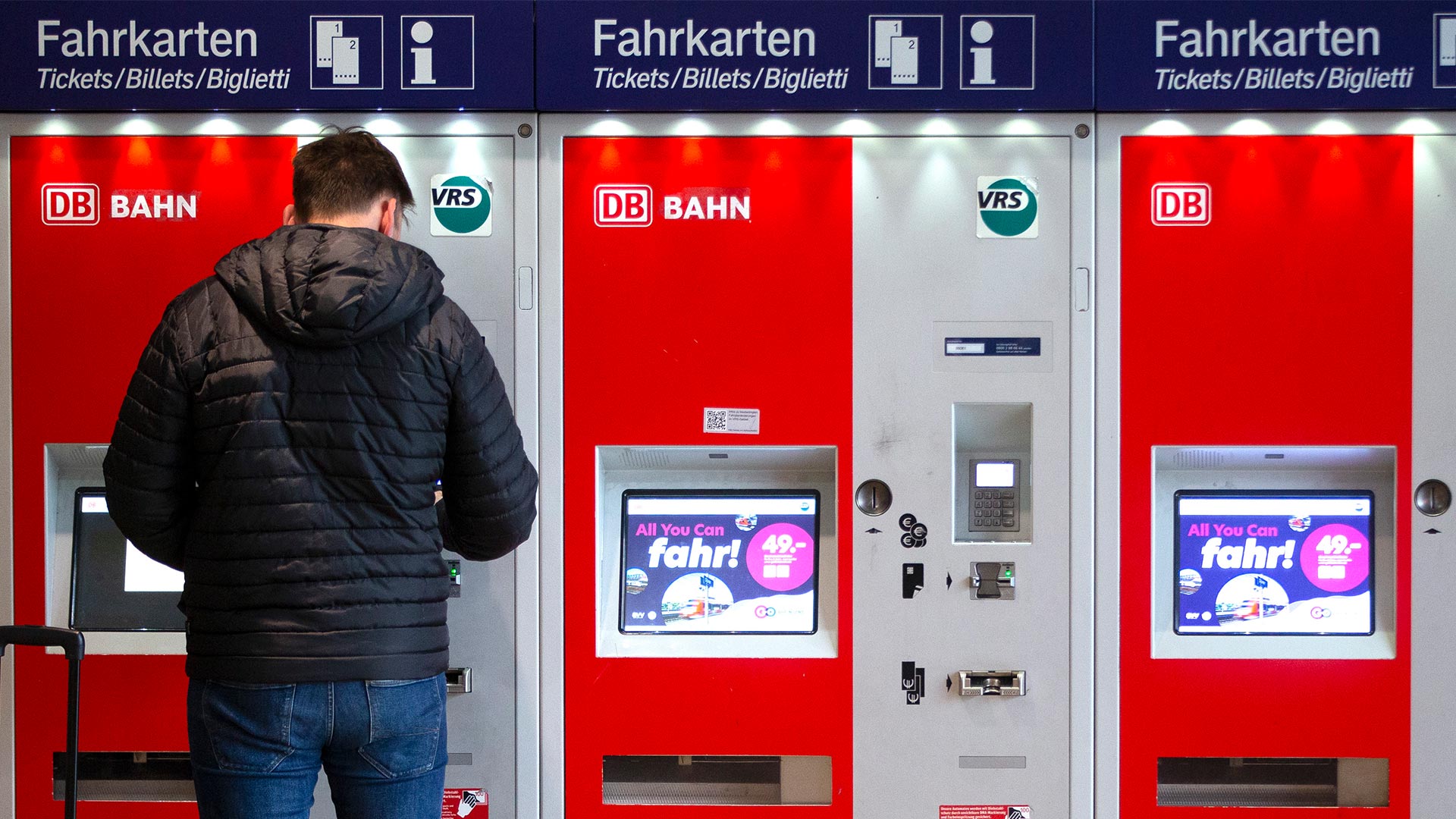 "All you can fahr! - 49 Euro - Das Deutschlandticket" steht auf den Monitoren von Fahrkartenautomaten.