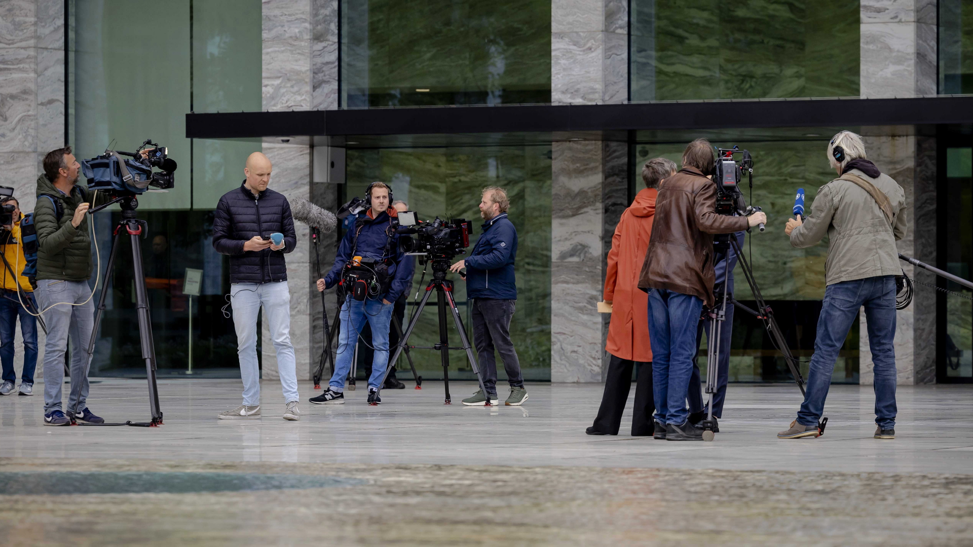 Journalisten vor dem Gerichtsgebäude in Amsterdam | EPA