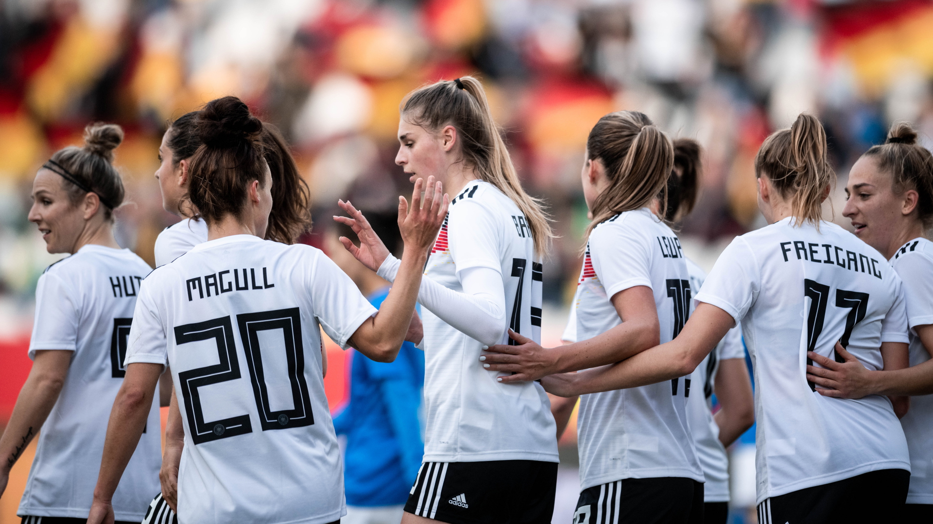 Die DFB-Fußballerinnen jubeln in Essen nach dem Tor zum 3:0 durch Laura Freigang gegen Israel. | dpa