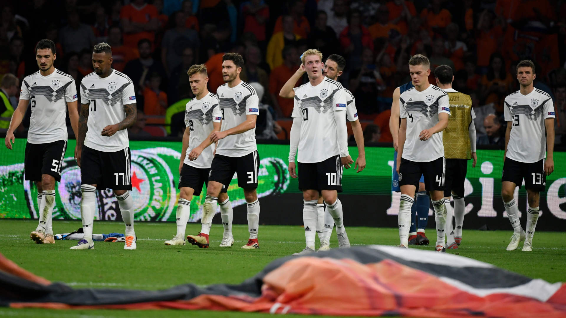 Die deutschen Fußball-Nationalspieler gehen nach der 0:3-Niederlage enttäuscht vom Platz. | Bildquelle: dpa