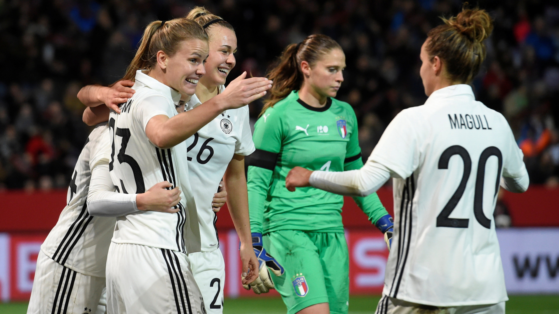 Giulia Gwinn feiert mit Teamkolleginnen das vierte von fünf Toren für Deutschland im Spiel gegen Italien in Osnabrück. | Bildquelle: REUTERS