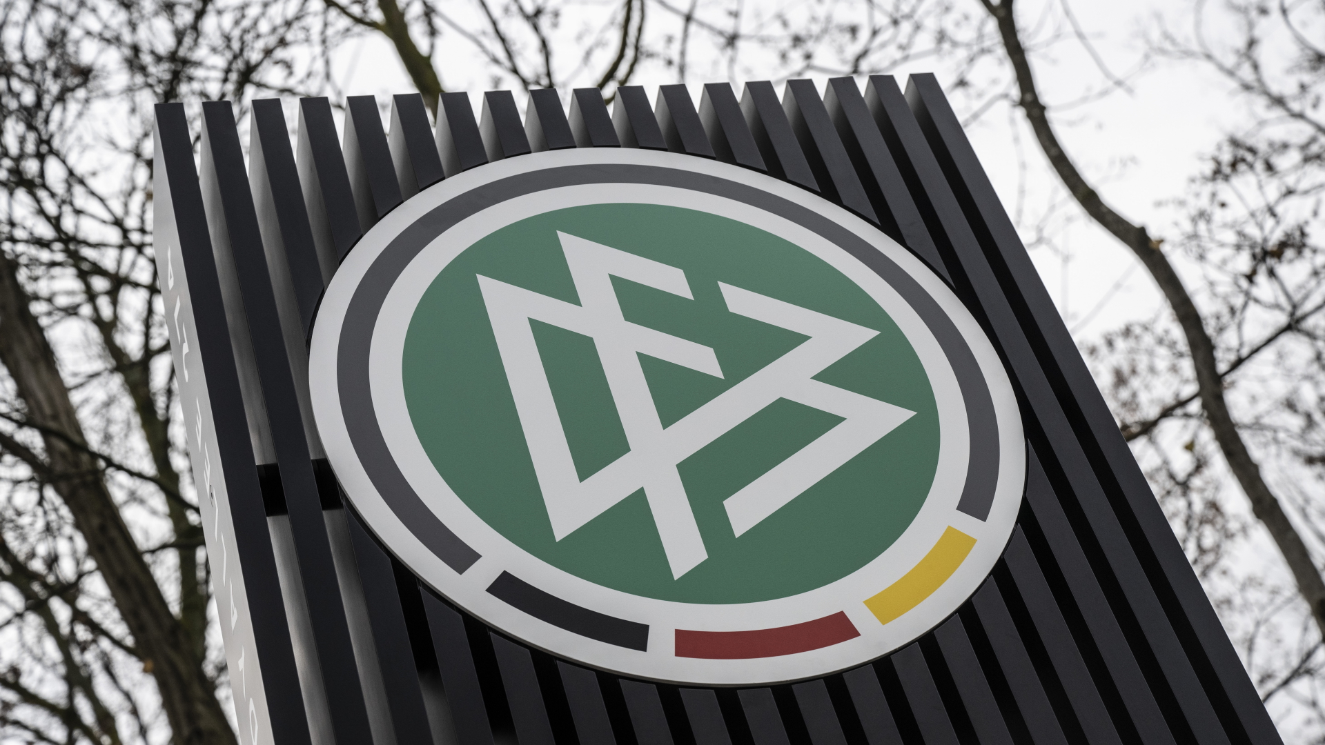 Das Logo des Deutschen Fußballbundes (DFB) am Eingang zum DFB-Campus in Frankfurt (Main). | dpa