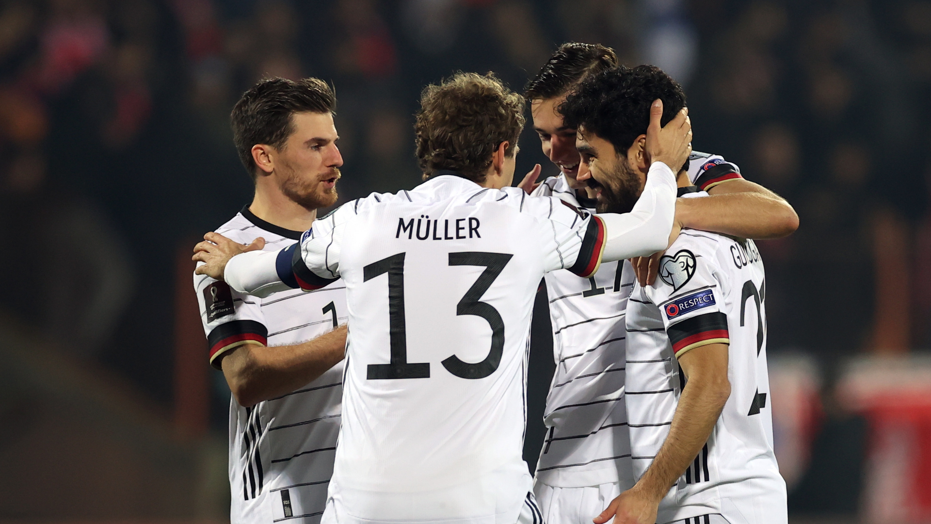 Deutsche Spieler jubeln über den Treffer zum 3:0 gegen Armenien | dpa