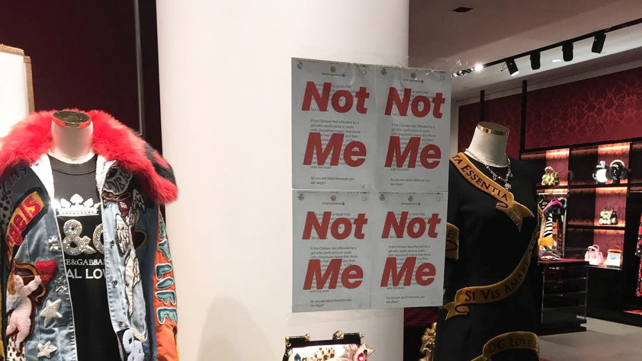 Schriftzug "Not me" in einem Schaufenster mit Mode von Dolce & Gabbana  | Bildquelle: REUTERS