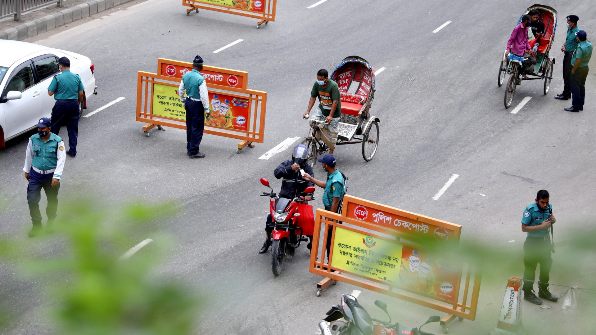 Straßensperren zur Kontrolle der Ausgangssperre in Dhaka | REUTERS