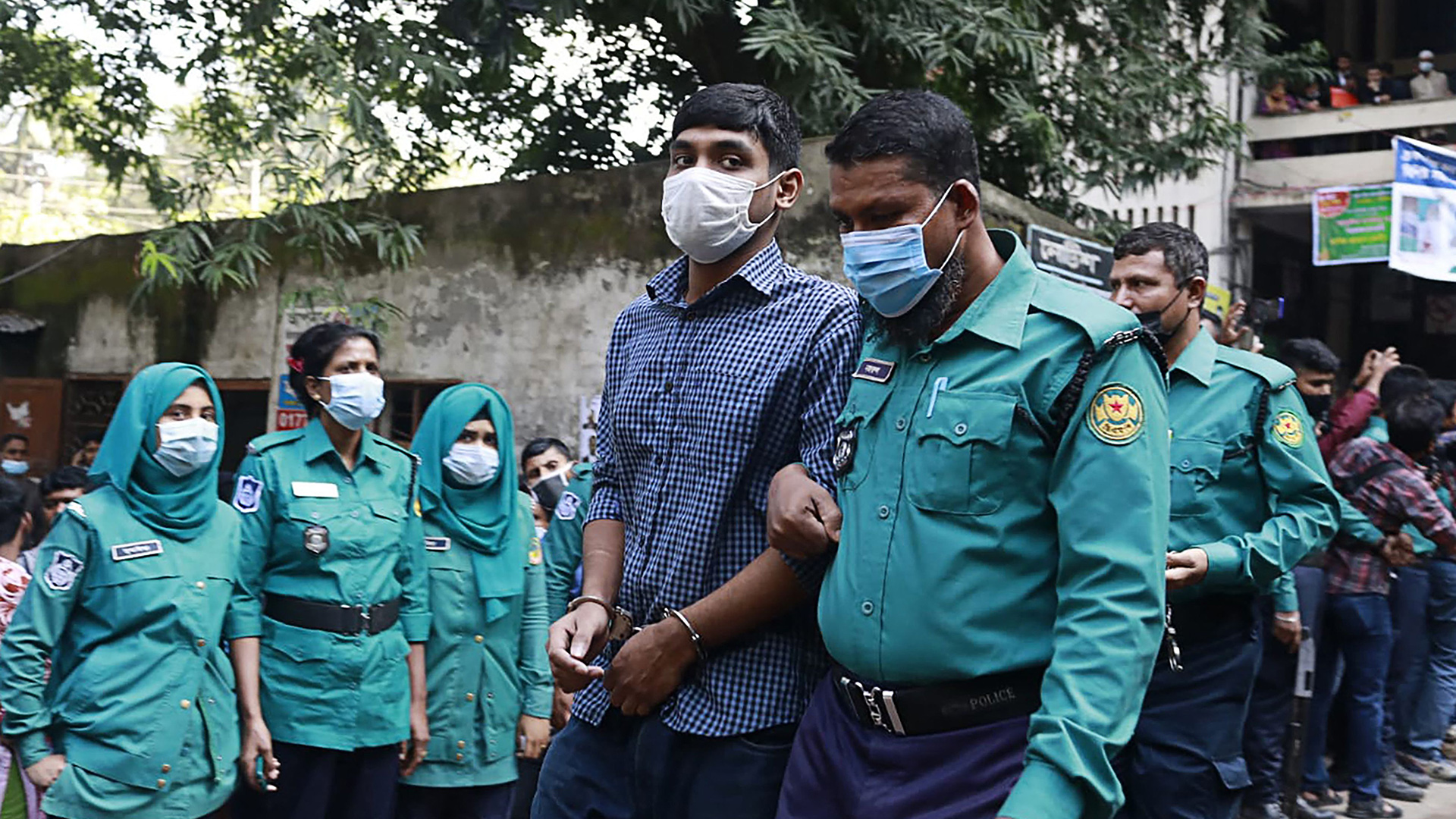 Polizisten eskortieren einen der 20 verurteilten Universitätsstudenten aus einem Gericht in Dhaka. | AFP