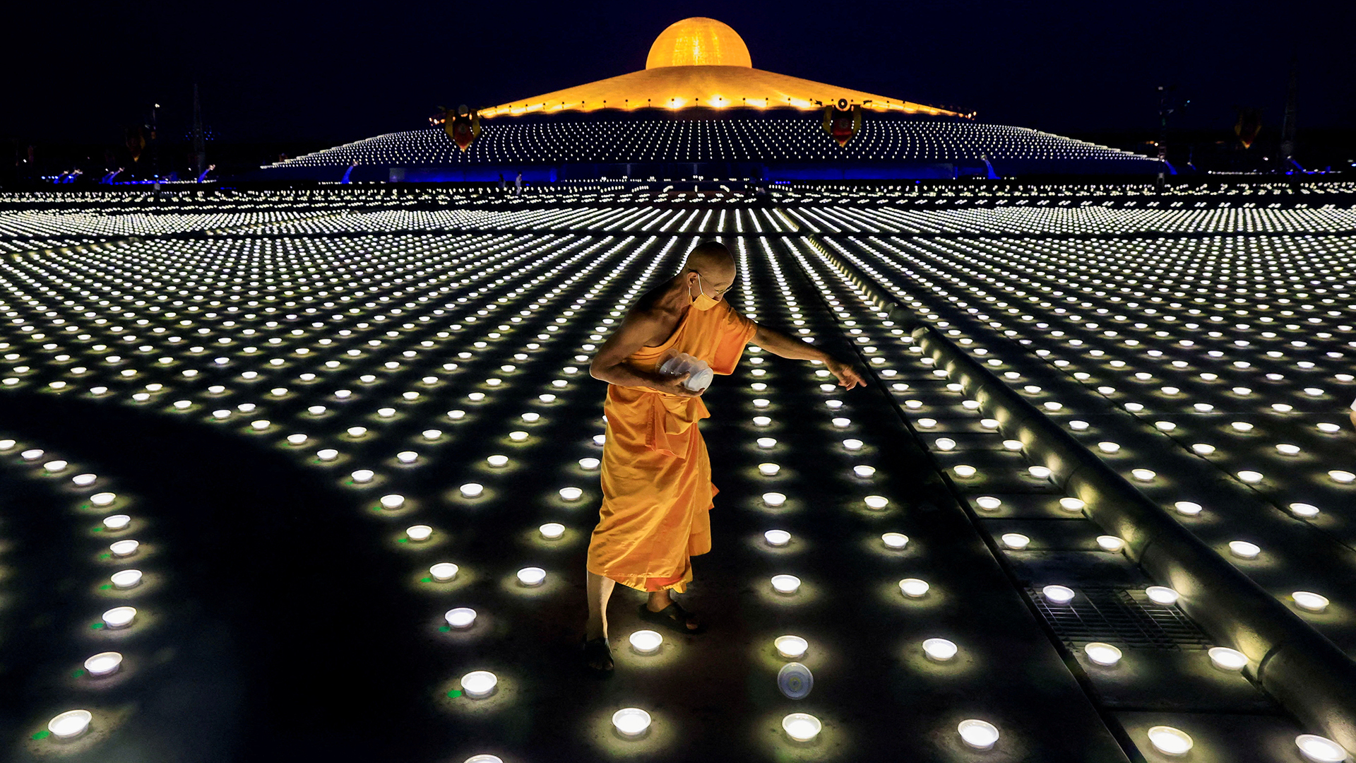 Ein buddhistischer Mönch platziert im Dhammakaya-Tempel in Pathum Thani LED-Lichter. | REUTERS
