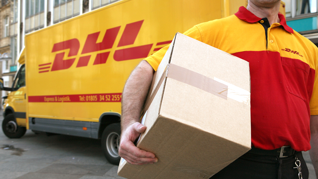 DHL-Mitarbeiter liefert Paket aus
