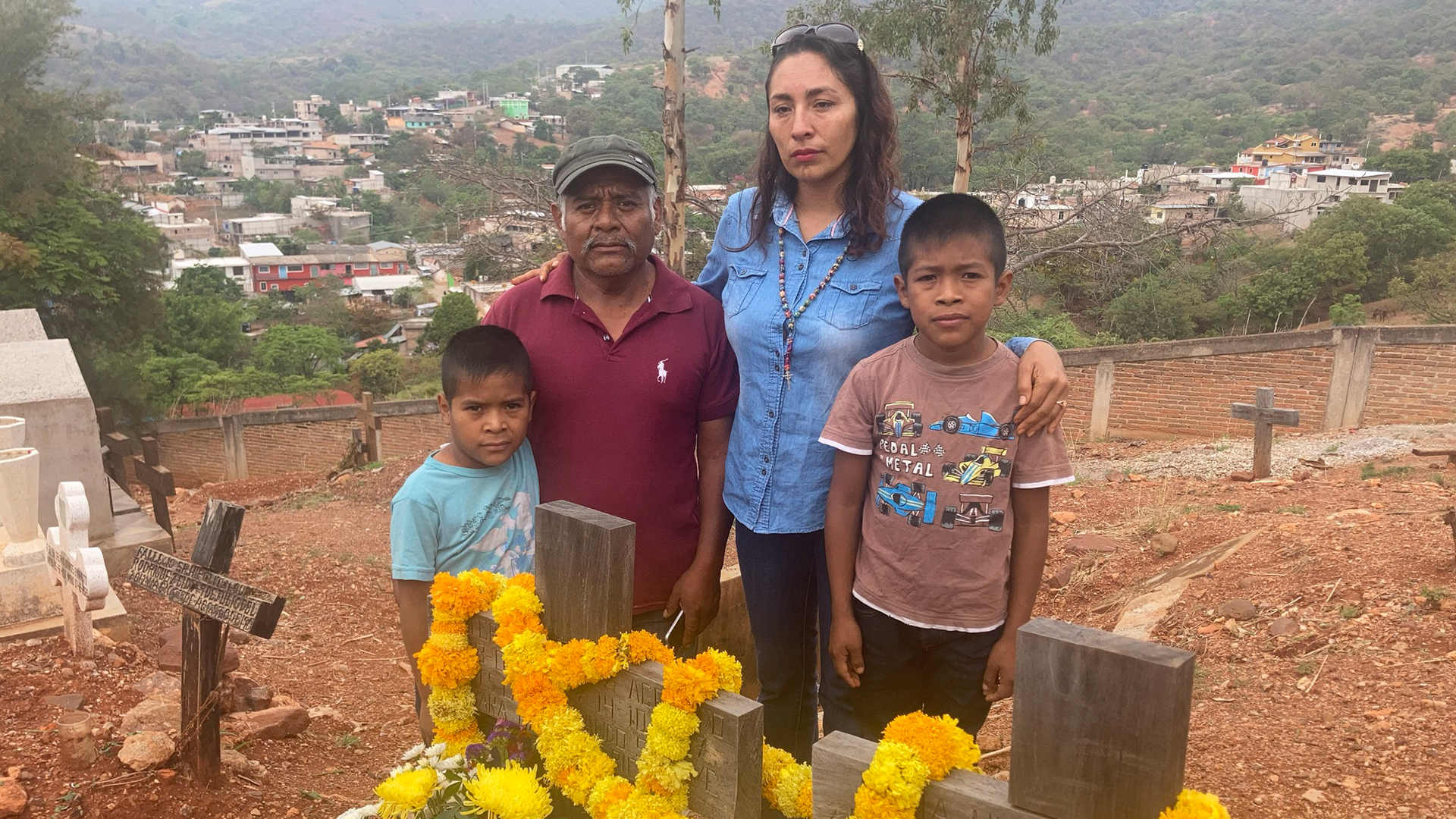 Diana Hernández steht am Grab ihres Vaters mit einem Freund und zwei Kindern. | Anne Demmer
