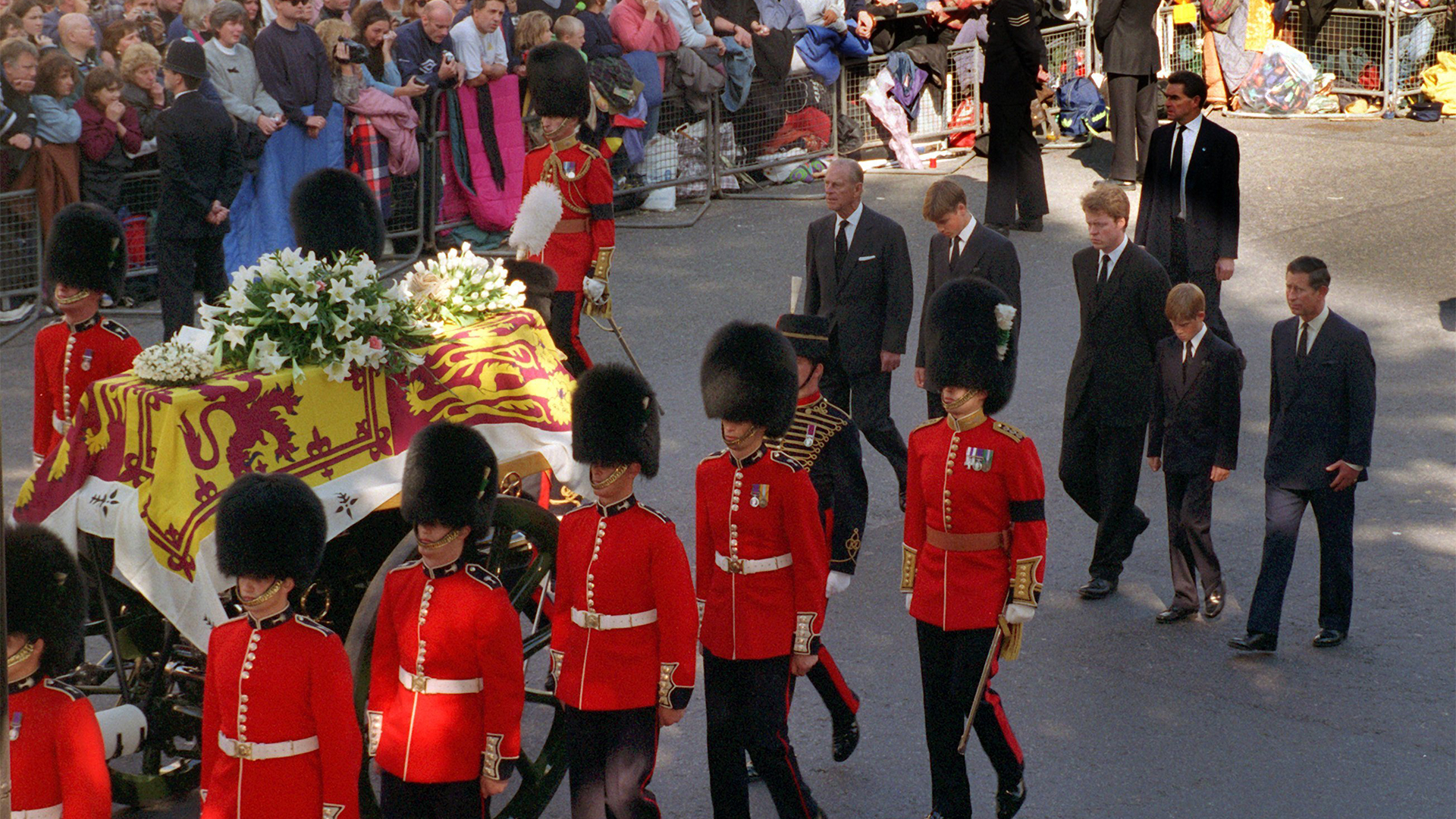 Prinz William und Prinz Harry gehen hinter dem Sarg von Prinzessin Diana hinterher | picture-alliance / dpa