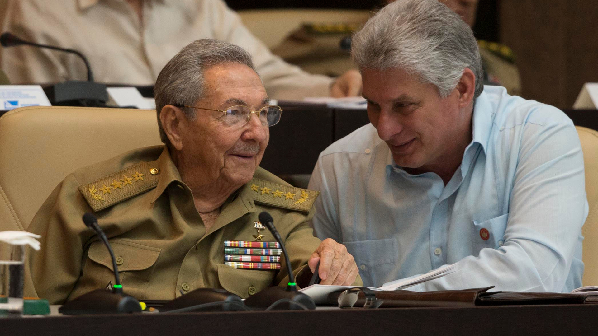 Miguel Díaz-Canel und Raúl Castro | Bildquelle: AFP