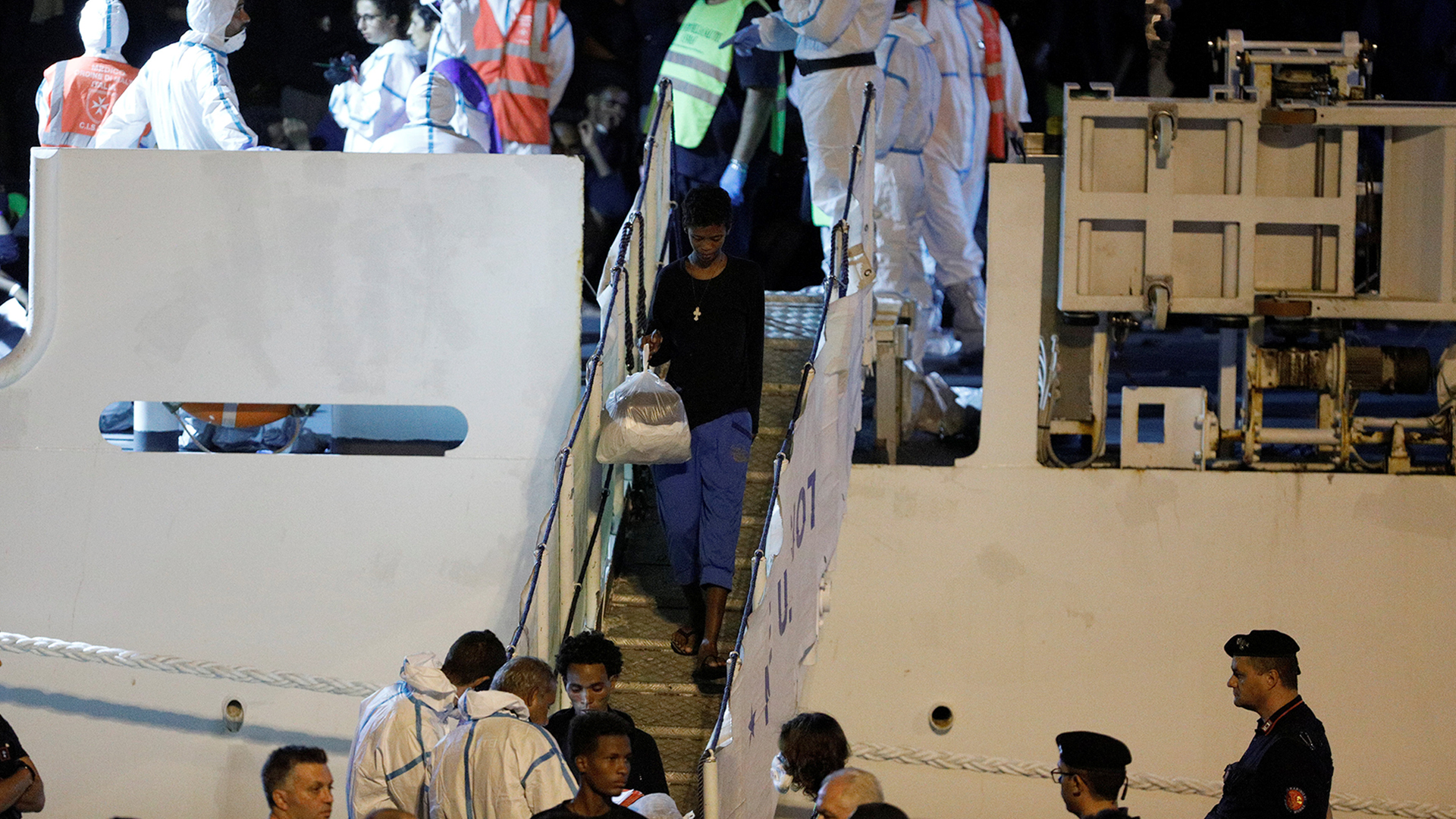 Unbegleitete minderjährige Migranten verlassen das italienische Küstenwachschiff "Diciotti" im Hafen von Catania | REUTERS