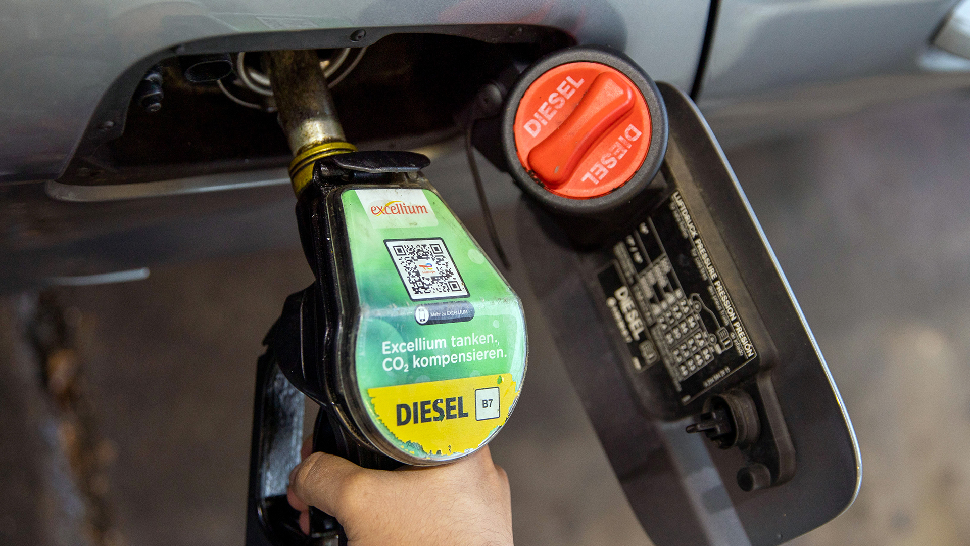 Ein Autofahrer betankt ein Auto mit dem Kraftstoff Diesel an einer Tankstelle.