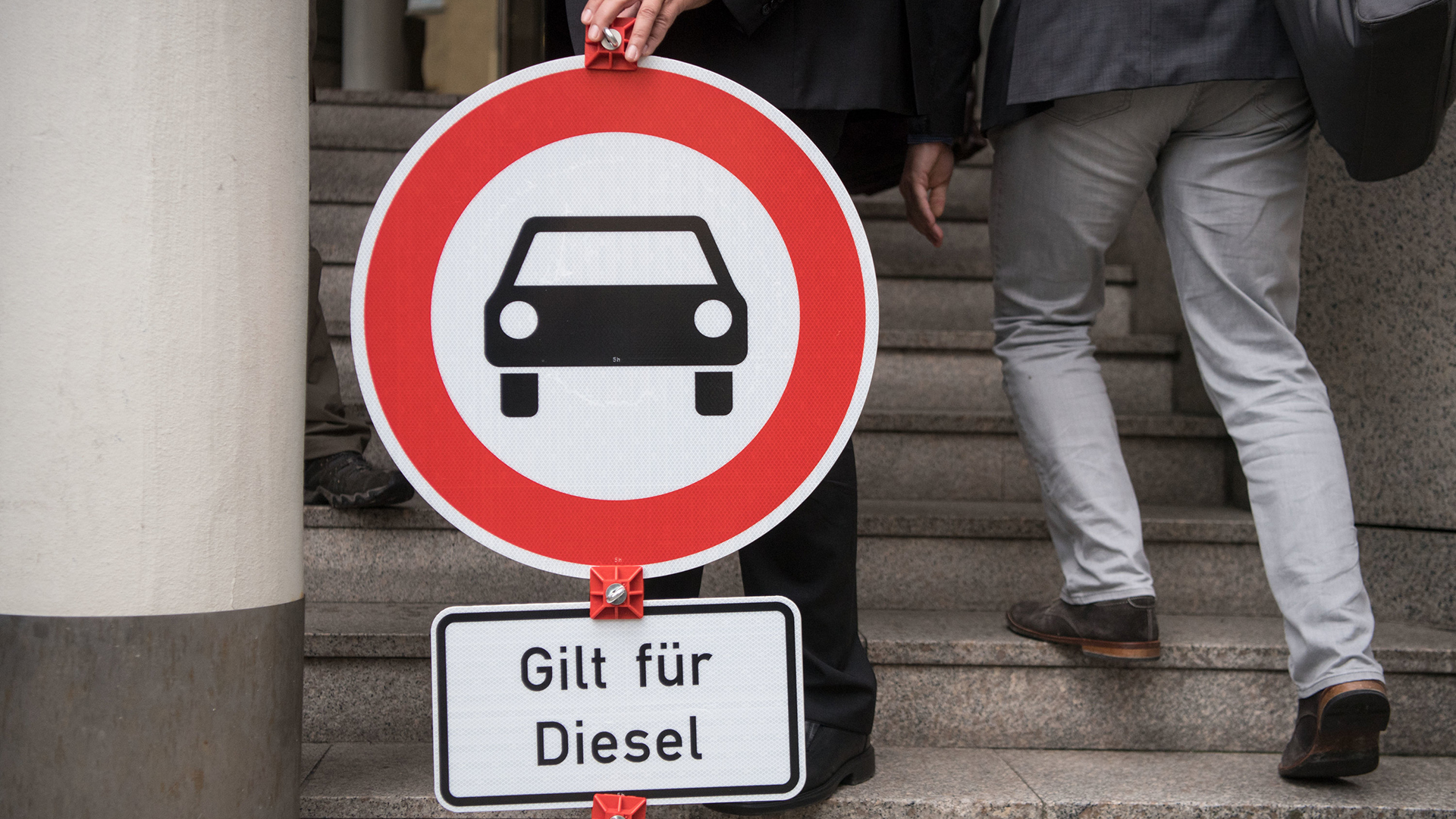 Diesel-Fahrverbote Schild | Bildquelle: dpa