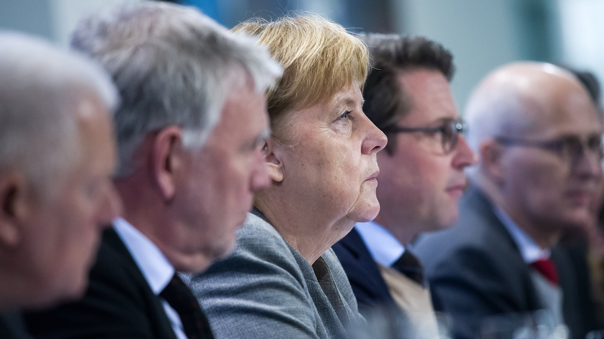 Bundeskanzlerin Angela Merkel sitzt im Bundeskanzleramt neben Andreas Scheuer, Bundesminister für Verkehr und digitale Infrastruktur | Bildquelle: dpa